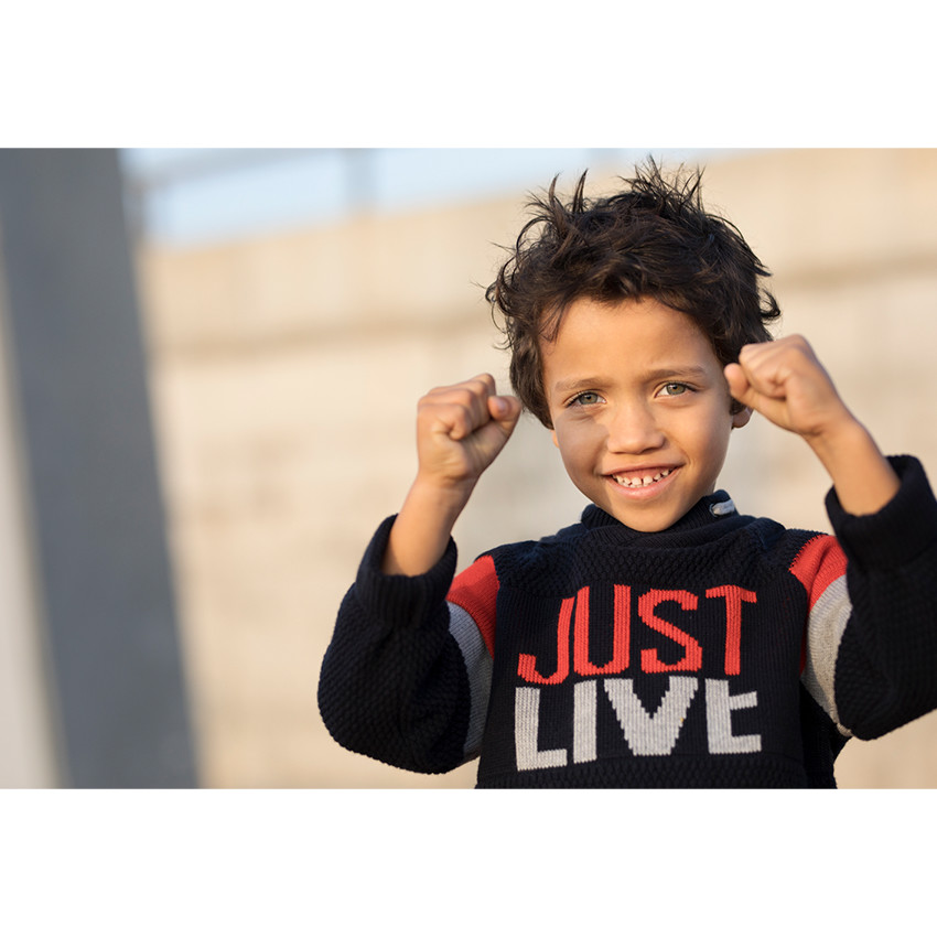 Jersey de punto de fantasía con cuello subido e inscripción de jacquard 