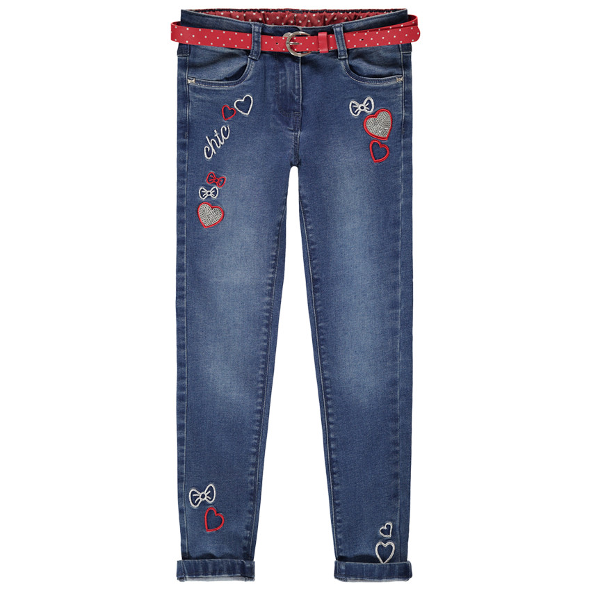 Vaqueros con efecto desgastado y cinturón con lunares desmontable 