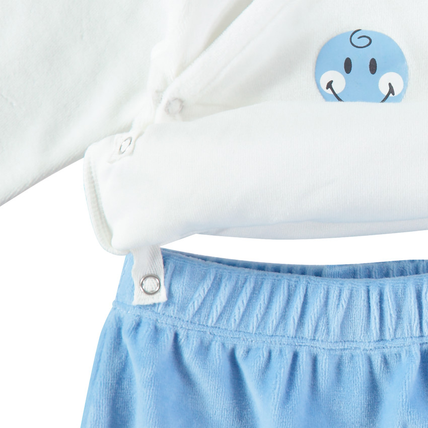Pijama de terciopelo bicolor con estampados de Smiley 