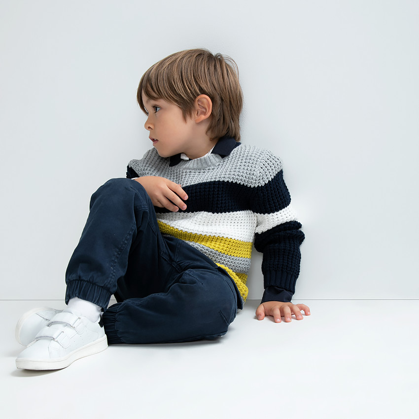 Pantalón teñido con bolsillos y tobillos elásticos 