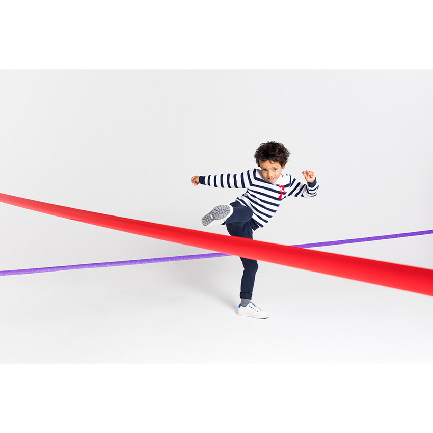 Pantalón con efecto arrugado y bolsillos con inscripción de relieve 