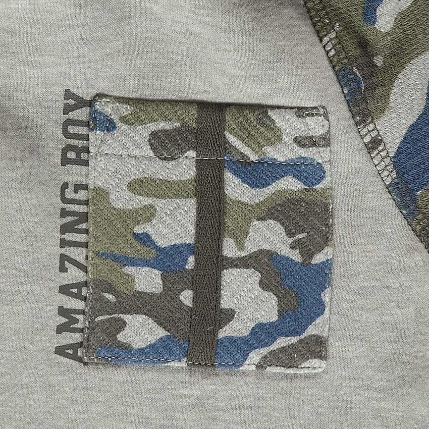 Sudadera con capucha de felpa con estampado militar y bolsillo 