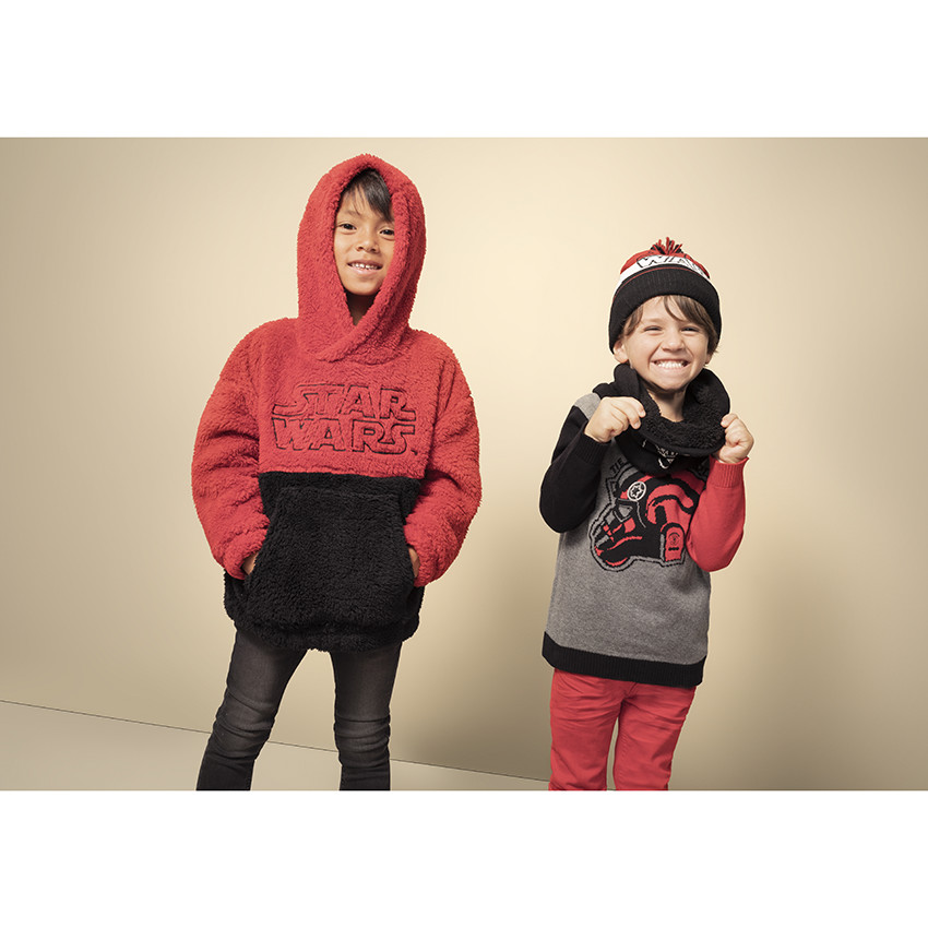 Vaqueros usados con efecto desgastado y arrugado con inscripción de relieve en la espalda 