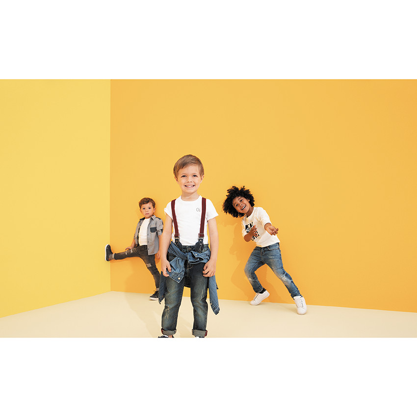 Vaqueros efecto desgastado con tirantes elásticos en los hombros 