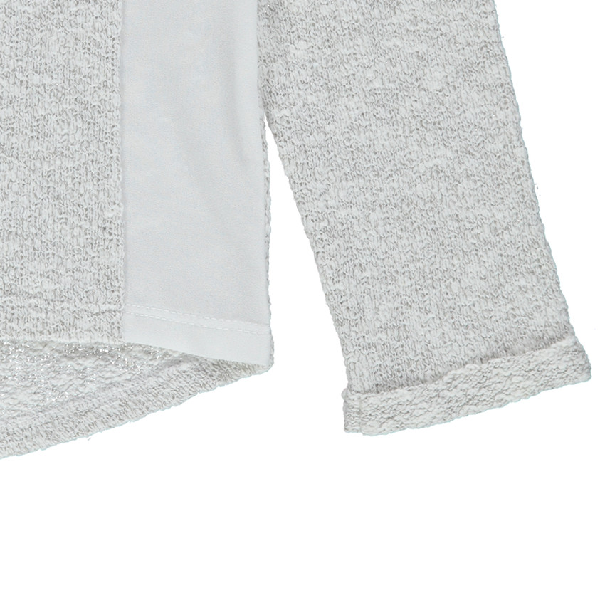 Sudadera en dos materiales con mariposa bordada 