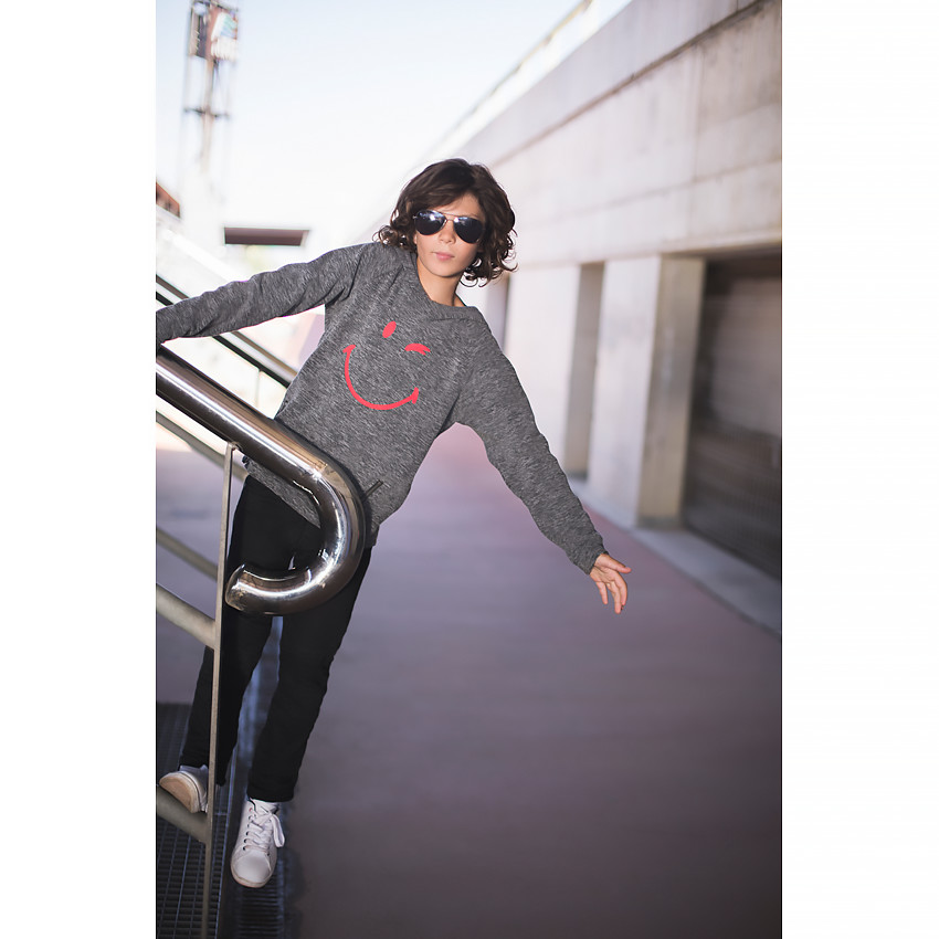 Sudadera polar jaspeada con capucha y ©Smiley estampado 