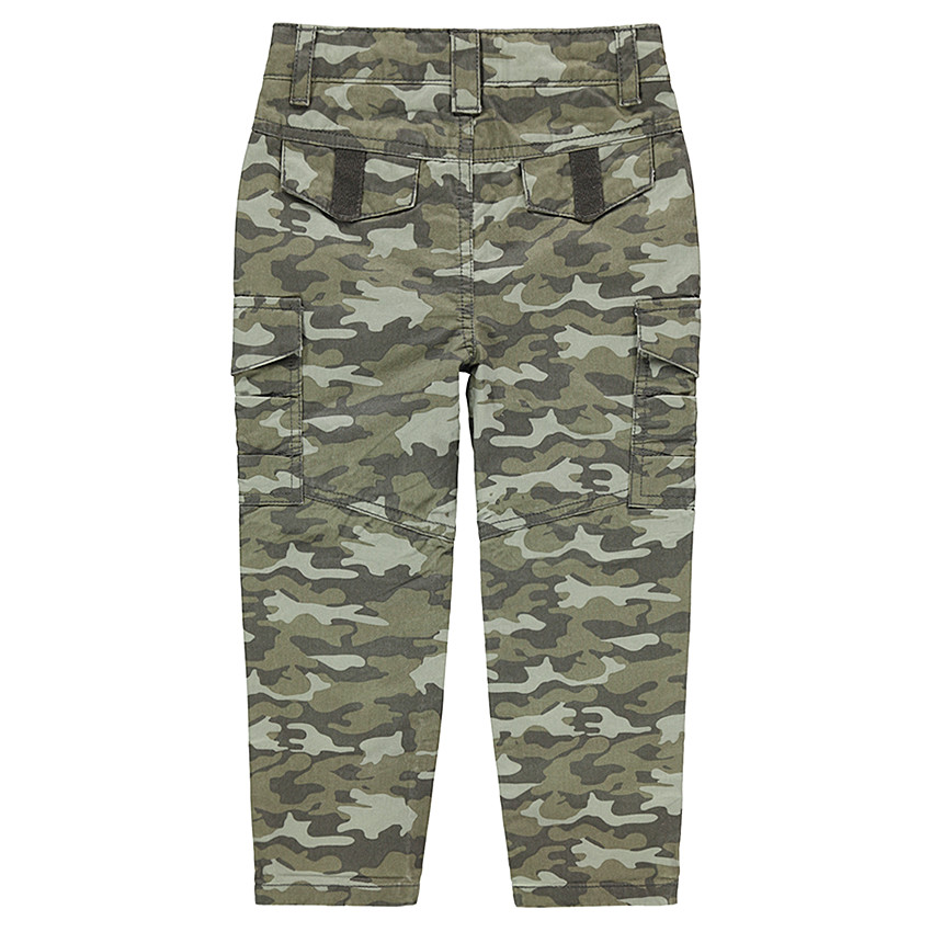 Pantalón de estilo cargo con bolsillos y motivo militar all-over 