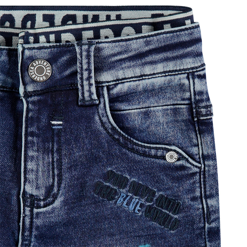 Vaqueros efecto arrugado y desgastado con doble cintura elástica y bordados 