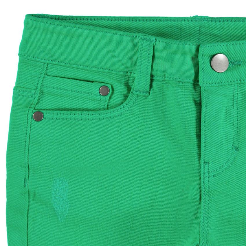 Pantalón de algodón liso verde con efecto desgastado.  