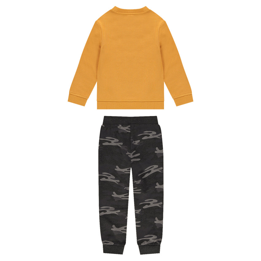 Chándal de felpa color mostaza con pantalón con estampado militar 